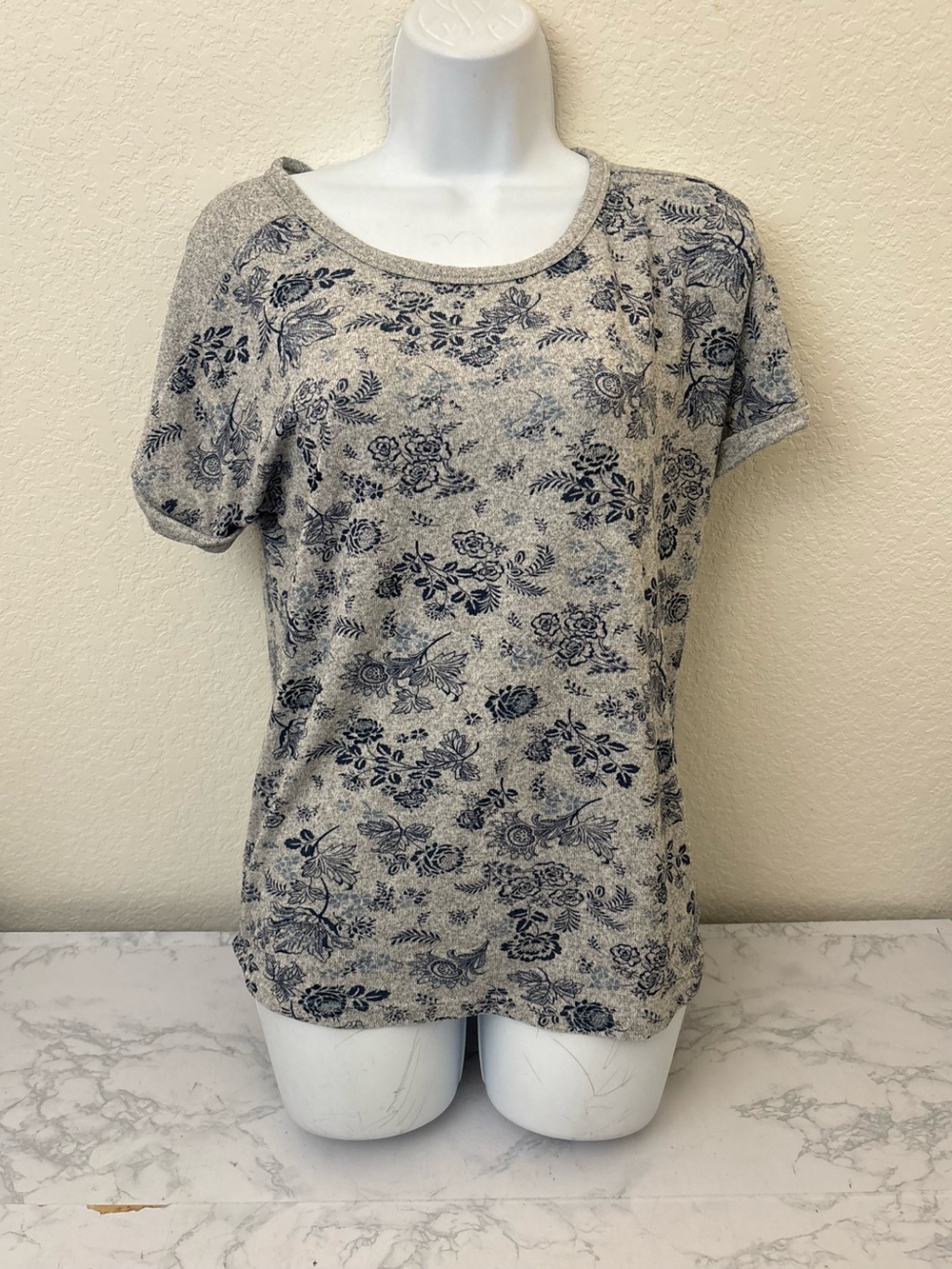 Lucky Brand Shirt Womens M Gray Blue Floral Short Sleeve Pullover Round Neck